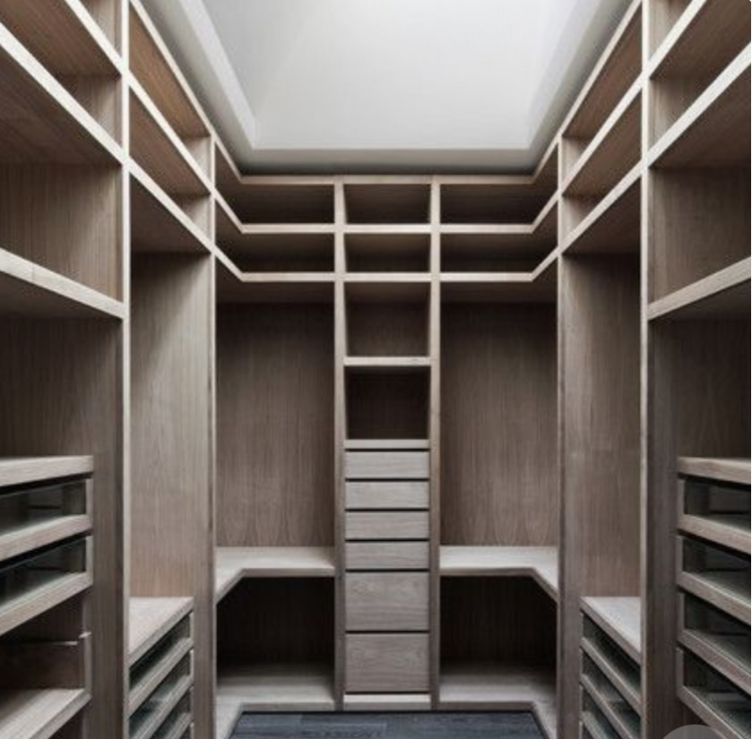 П-образная гардеробная комната в классическом стиле Улан-Удэ