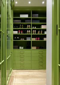 Г-образная гардеробная комната в зеленом цвете Улан-Удэ