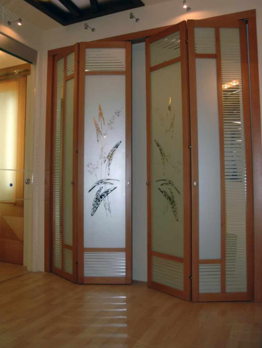 Широкие двери гармошка с матовым стеклом и рисунком Улан-Удэ